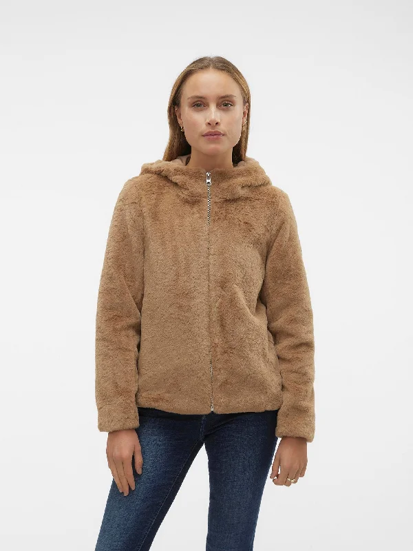 Γυναικεία γούνα VMSONJAHOODIE SHORT FAUX FUR JACKET BOOS 10289366 | 10289366 Hoodie with Slit Hem Functional Movement