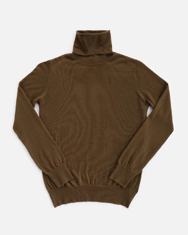 THE SUPER LIGHT ROLLNECK SWEATER | MILITARY Front Pockets Side Pockets Patch Pockets